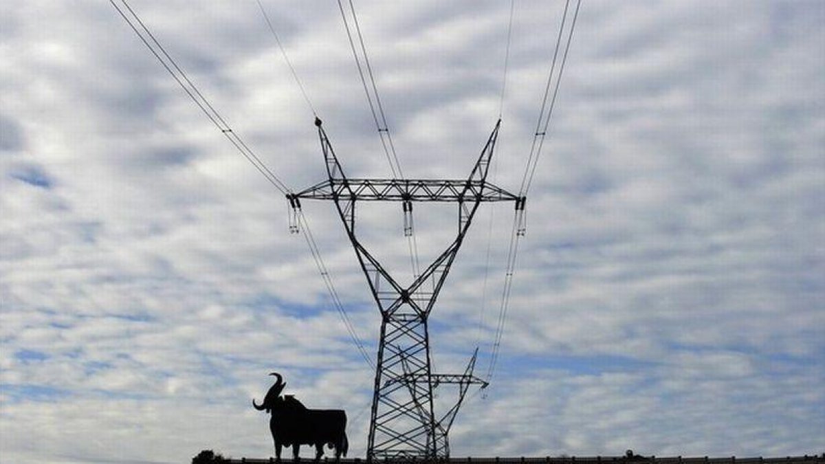Las altas temperaturas, la falta de viento  y el encarecimiento del gas natural repercute en la factura de electricidad de los españoles.-REUTERS / ELOY ALONSO