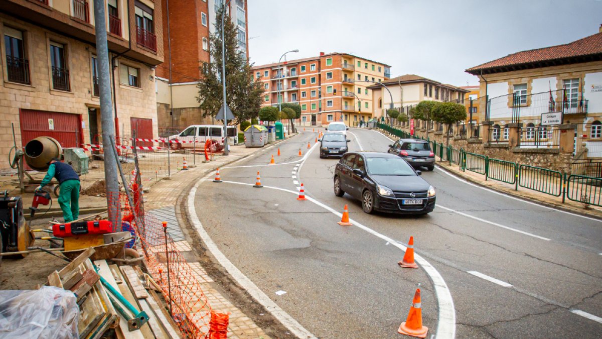 Tráfico a dos carriles en Cuesta Dehesa Serena. MARIO TEJEDOR