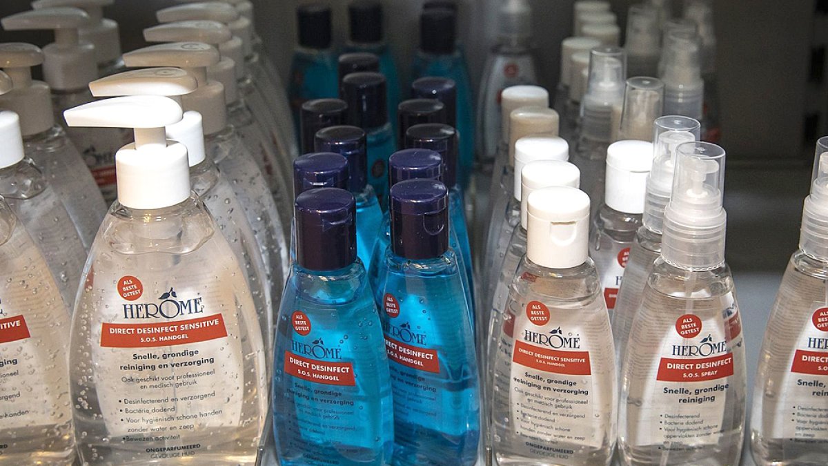 El miedo al contagio acaba con el gel hidroalcohólico en las farmacias.-HDS