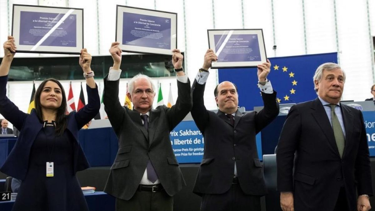 Julio Borges (segundo por la derecha), Antonio Ledezma y la esposa de Daniel Ceballos muestran el premio Sajarov, en Estrasburgo.-EFE / IAN LANGSDON
