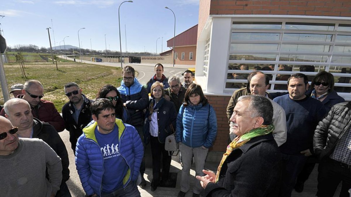 Jose María Álvarez, ayer, en las inmediaciones del nuevo centro penitenciario.-VALENTÍN GUISANDE