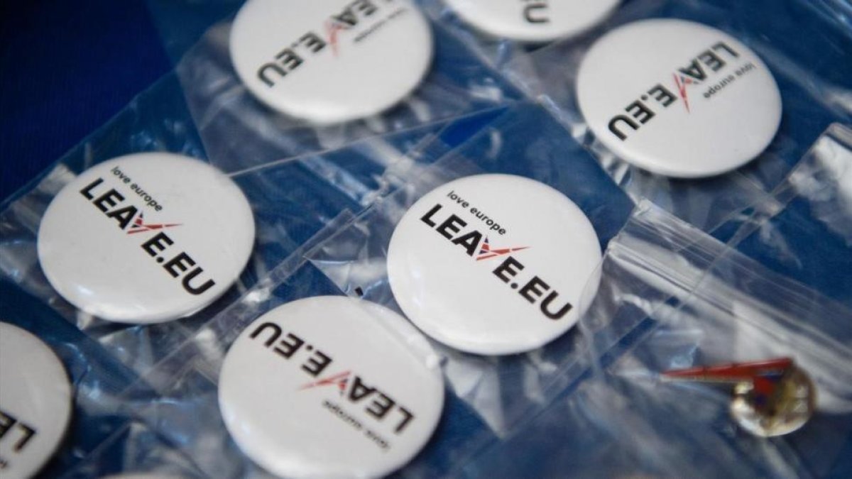 Merchandising de la campaña probrexit Leave.EU para el referéndum del 2016.-/ LEON NEAL (AFP)