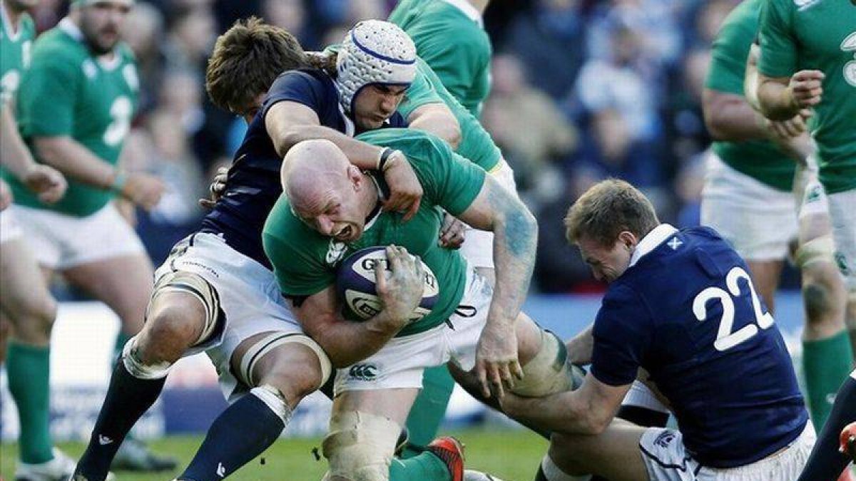 El irlandés Paul O'Connell trata de avanzar pese a la férrea defensa escocesa.-Foto: REUTERS / LEE SMITH