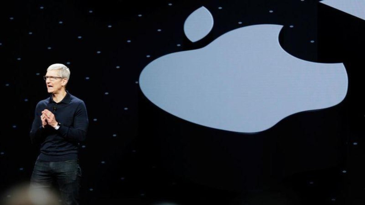 El consejero delegado de Apple, Tim Cook, durante la presentación del macOS Mojave.-ELIJAH NOUVELAGE