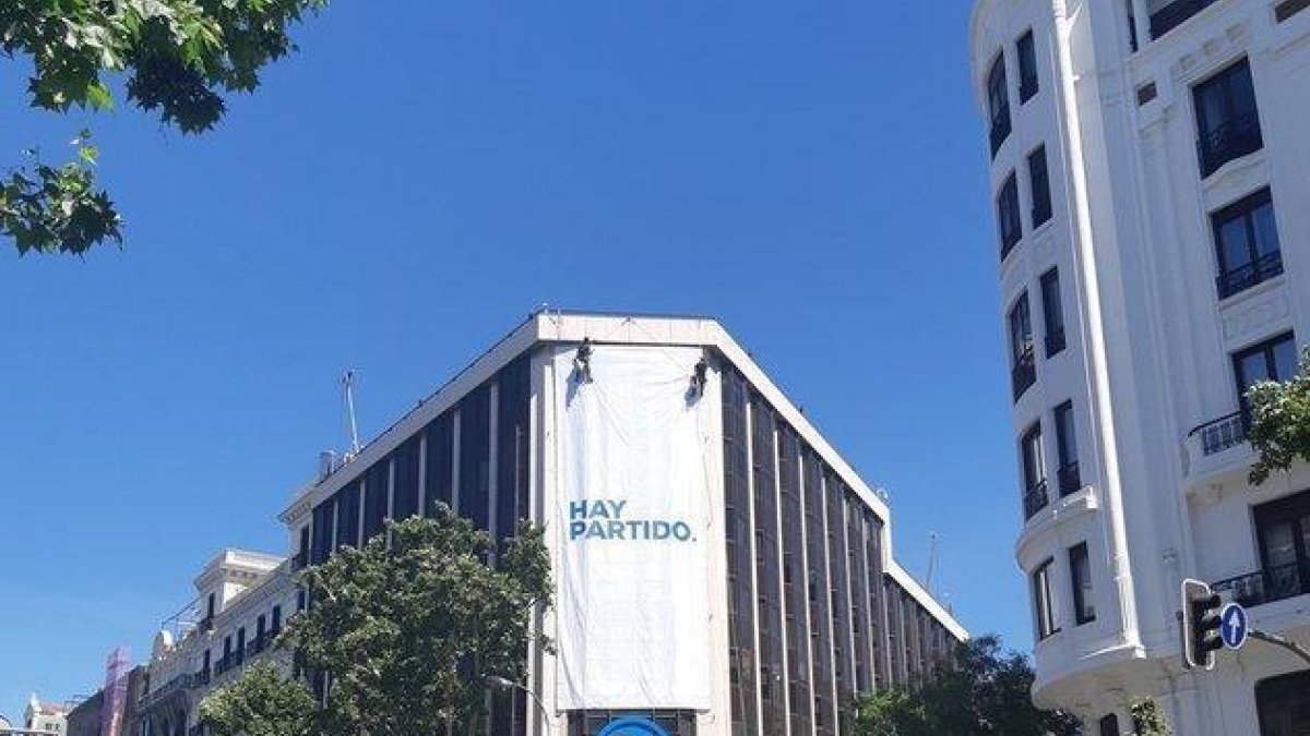 La nueva pancarta que adorna la fachada de la sede del Partido Popular, en Génova 13 (Madrid).-TWITTER