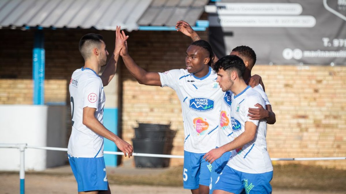 Un 3-0 en La Arboleda para un Almazán que sigue soñando con la opción de meterse en posiciones de play off de ascenso. Tres puntos necesarios para un equipo adnamantino que no puede ceder más terreno con la quinta plaza. Los de Diego Rojas fueron muy superiores a un rival que pelea por conseguir la permanencia en la Tercera División.