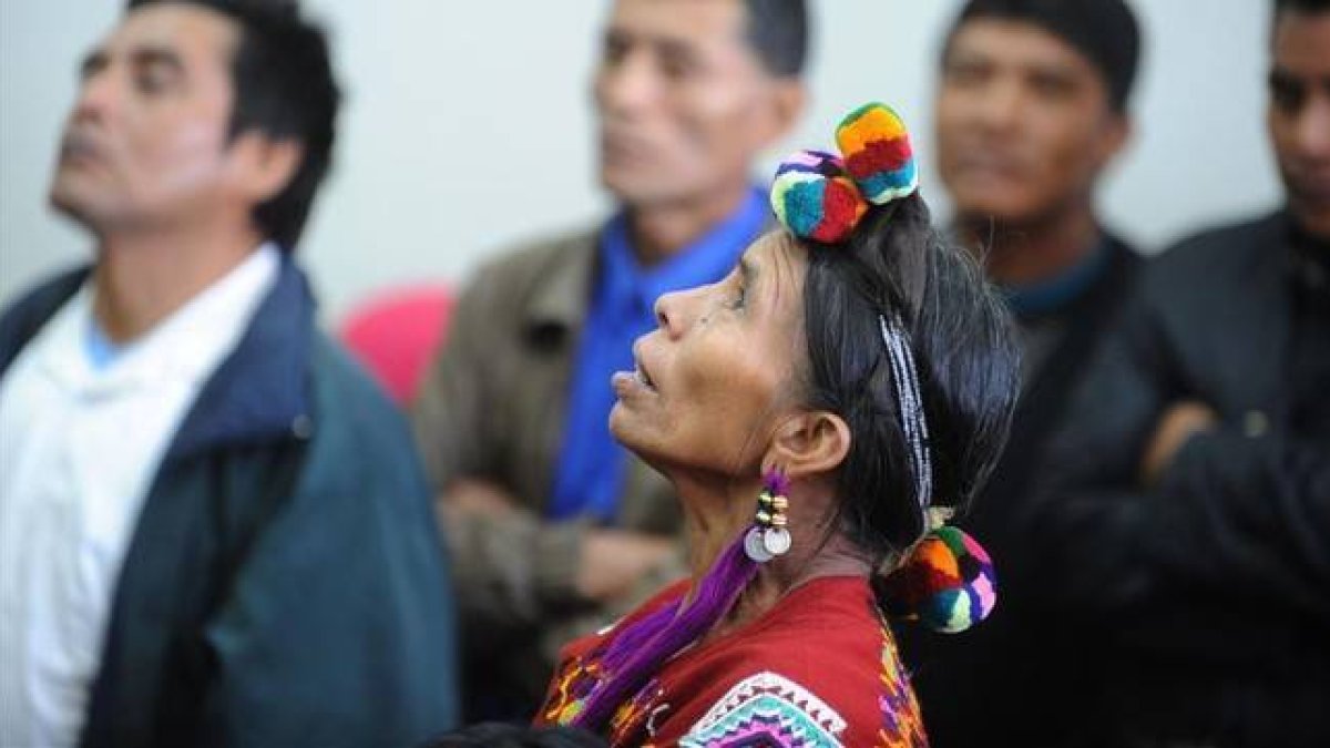 Una mujer indígena sigue el juicio celebrado en Ciudad de Guatemala, este lunes.-Foto: AFP / JOHAN ORDOÑEZ