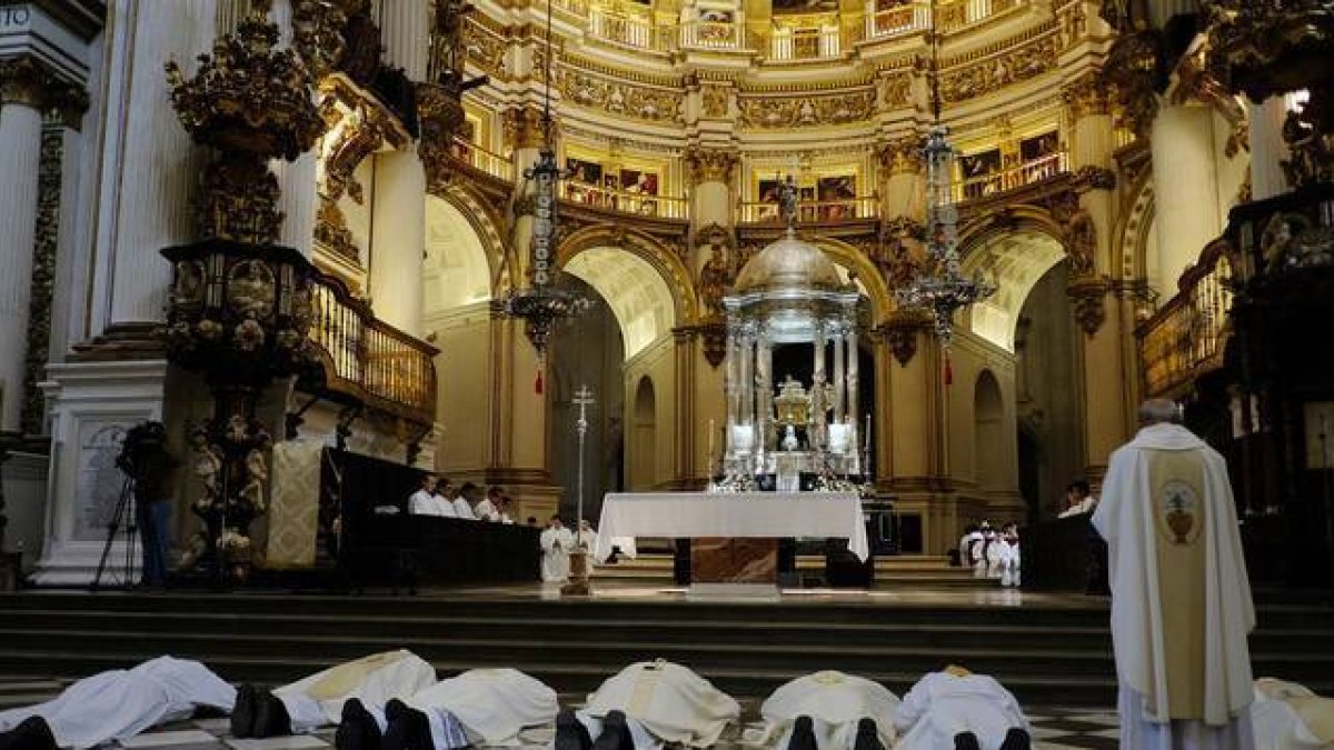 anapixel  Escándalo en la Iglesia Trasladados los cuatro detenidos por pederastia para el registro de una vivienda La inspección se ha realizado en un chalet del municipio granadino de Pinos Genil El arzobispo de Granada se postra ante el altar para pedir-MAYKA NAVARRO