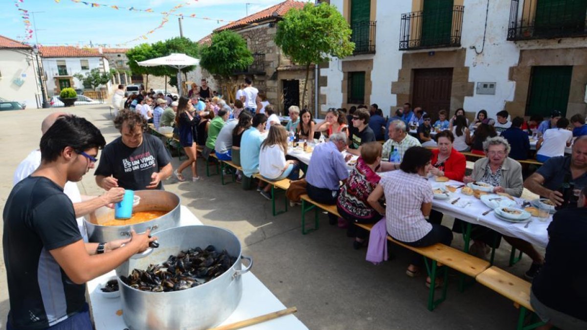 Vecinos de Almajano en la comida popular de ayer.-A. M.