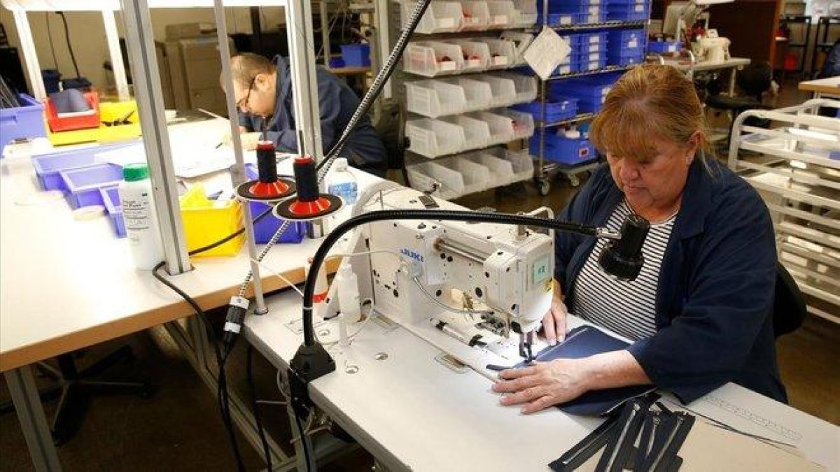 Una mujer trabaja en una fábrica de Detroit, Michigan.-JEFF KOWALSKY (AFP)