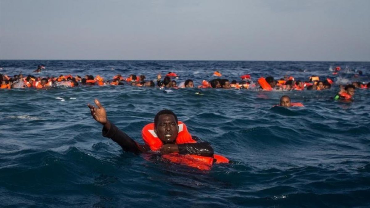 Refugiados e inmigrantes nadan y piden ayuda cerca de Lampedusa, el pasado mayo.-GETTY IMAGES / CHRIS MCGRATH