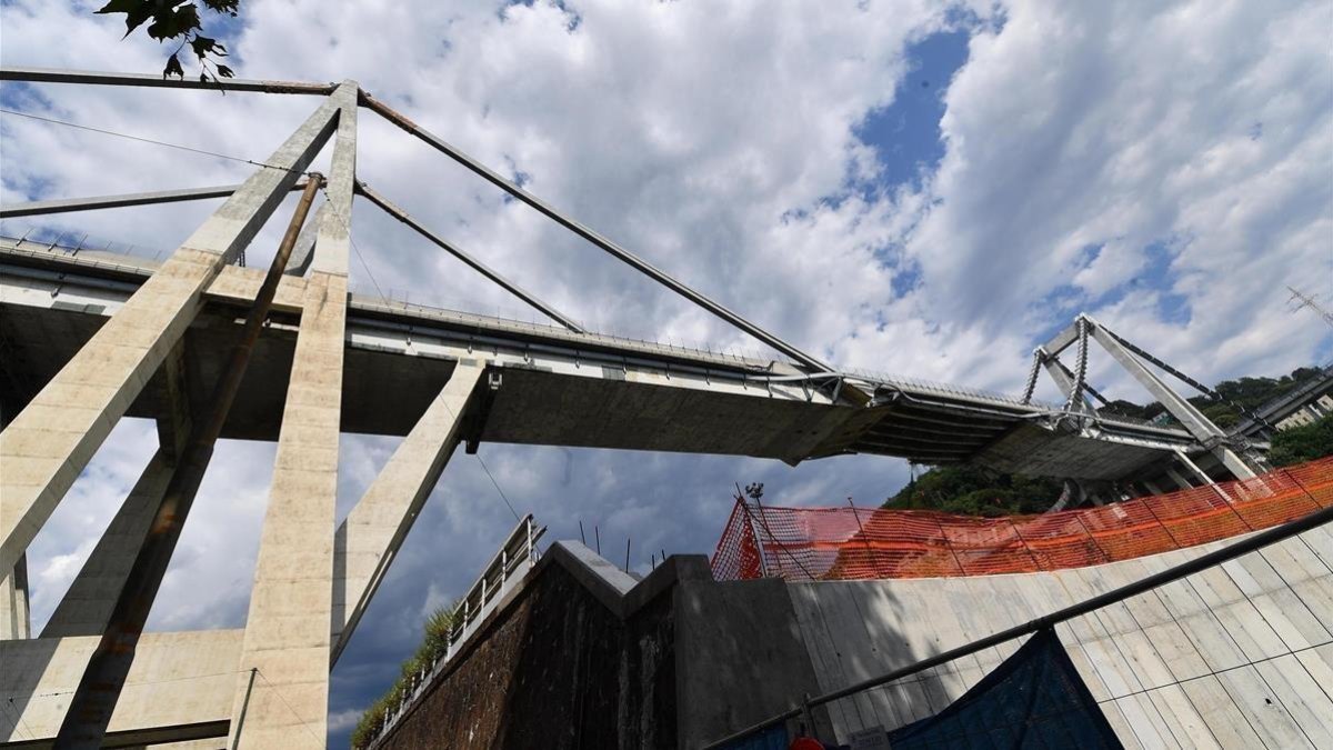 Edificios bajo el puente que el martes se derrumbó en Génova.-LUCA ZENNARO