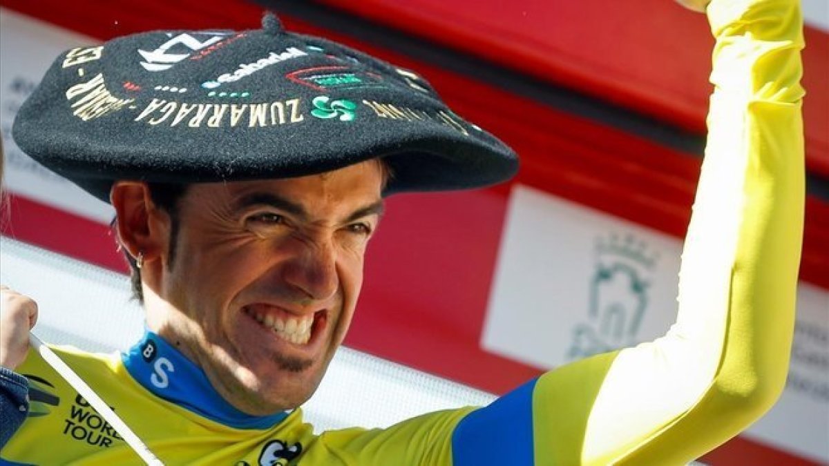 Ion Izagirre, en el podio como vencedor de la Itzulia 2019.-EFE / JAVIER ETXEZARRETA