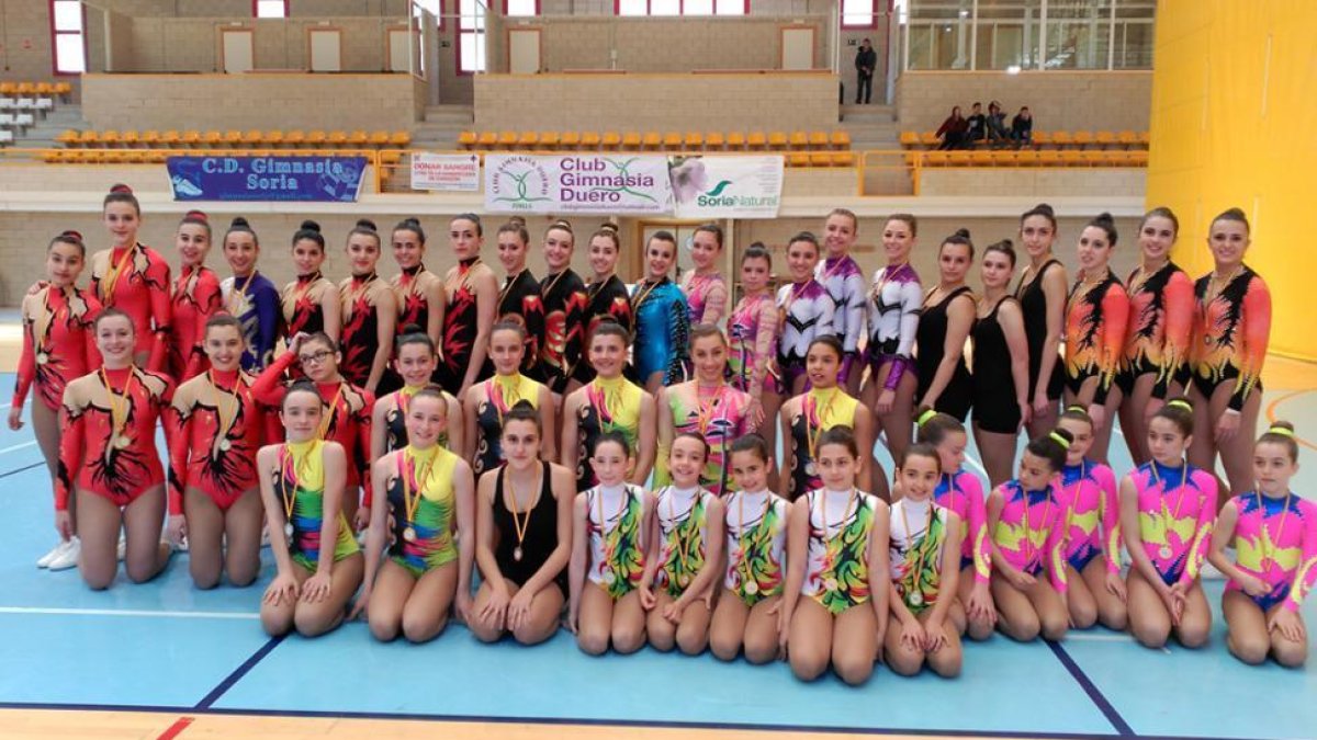 Las gimnastas que participaron en el Regional celebrado el domingo en Los Pajaritos.-