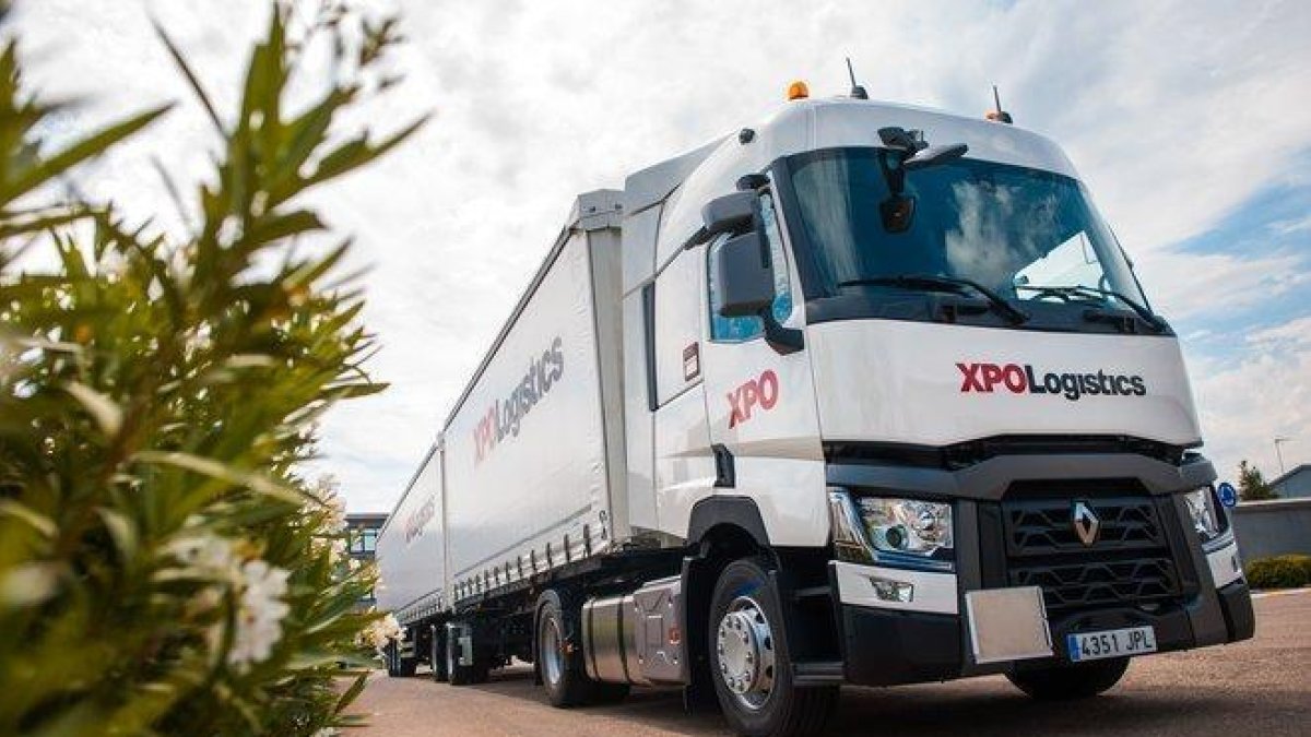 Un megacamión de XPO Logistics.-