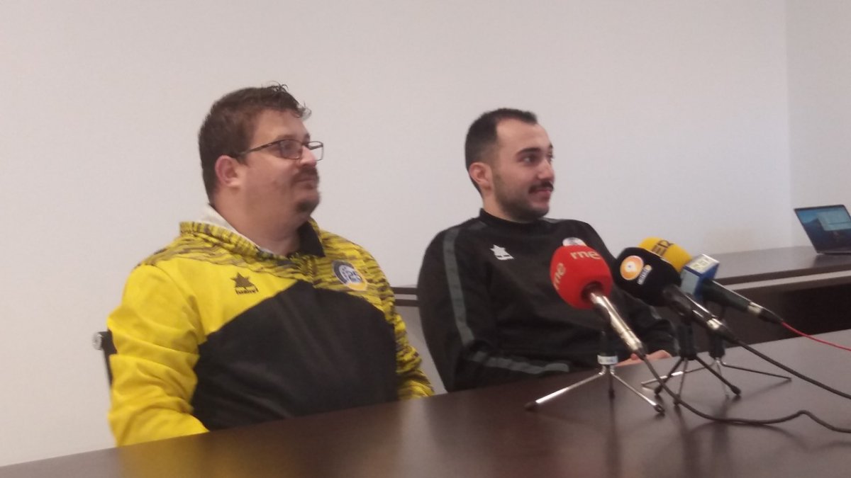 Jordi Lluelles y Sergio Sarasola en su comparecencia de prensa en las instalaciones del San Andrés. HDS