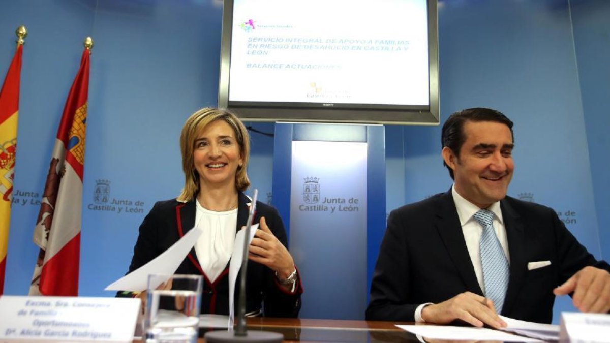 La consejera de Familia e Igualdad de Oportunidades, Alicia García, y el consejero de Fomento y Medio Ambiente, Juan Carlos Suárez-Quiñones, presentan los datos correspondientes a los tres años de funcionamiento del Sistema Integral de Apoyo a las familia-ICAL