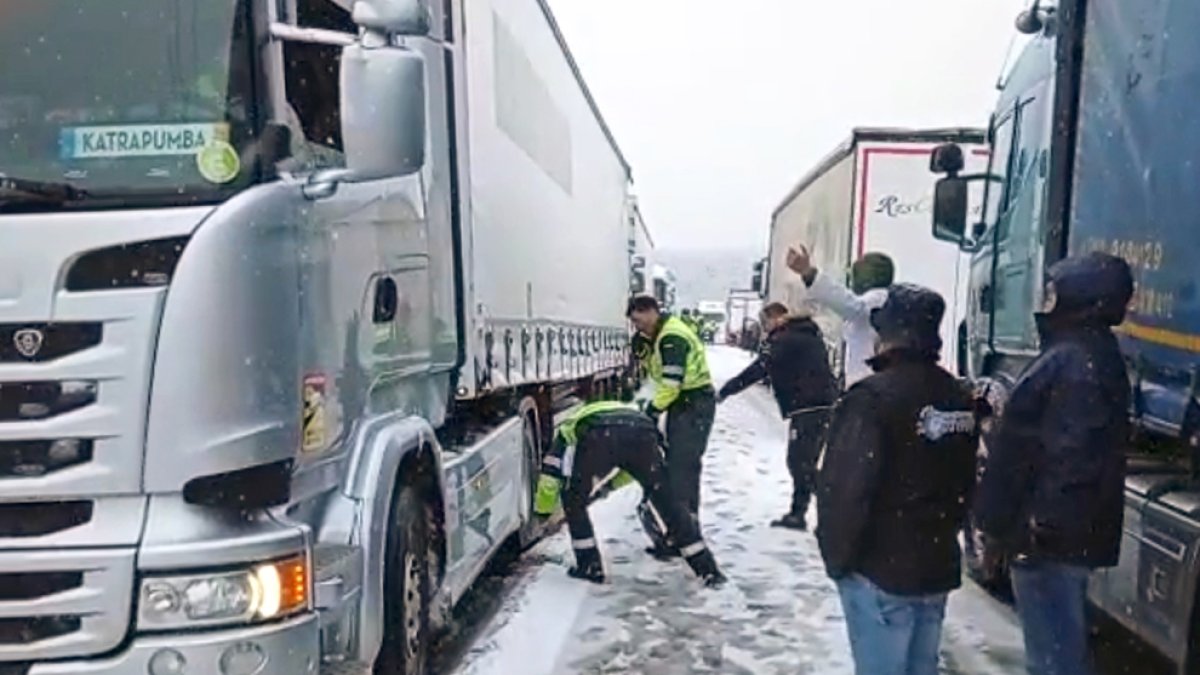 Trafico parado por el temporal de nieve en Calatañazor.