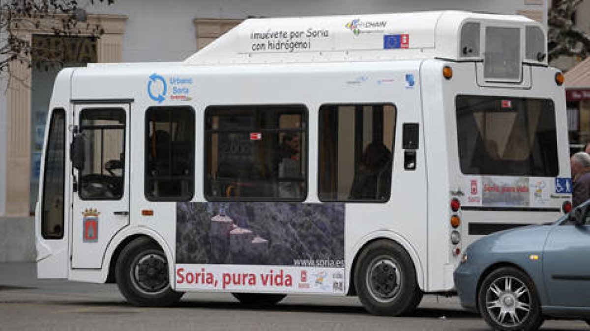 El minibus, uno de los vehículos del Hychain en una imagen de archivo. / VALENTÍN GUISANDE-