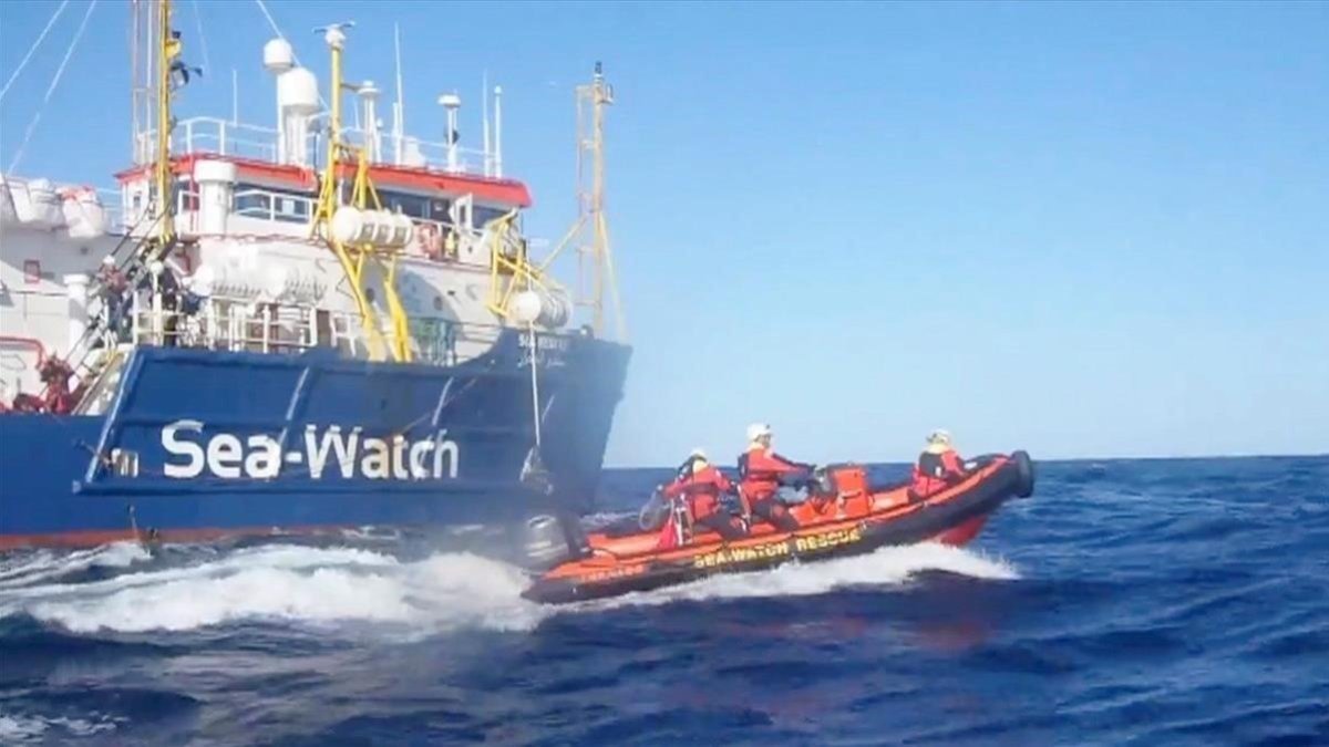 Rescate del Sea Watch 3 de 33 inmigrantes que viajaban en una patera en peligro en el Mediterráneo, el pasado sábado.-SEA WATCH (EFE)
