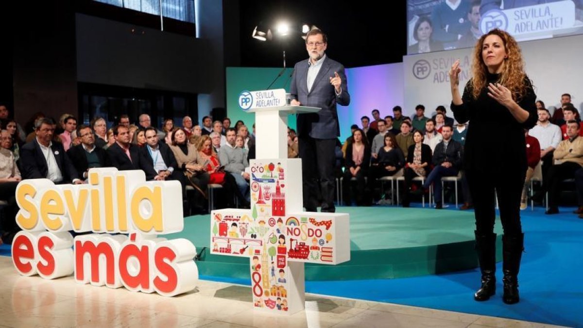 Rajoy durante su intervencion en la clausura de un acto del PP de Sevilla .-JOSE MANUEL VIDAL (EFE)