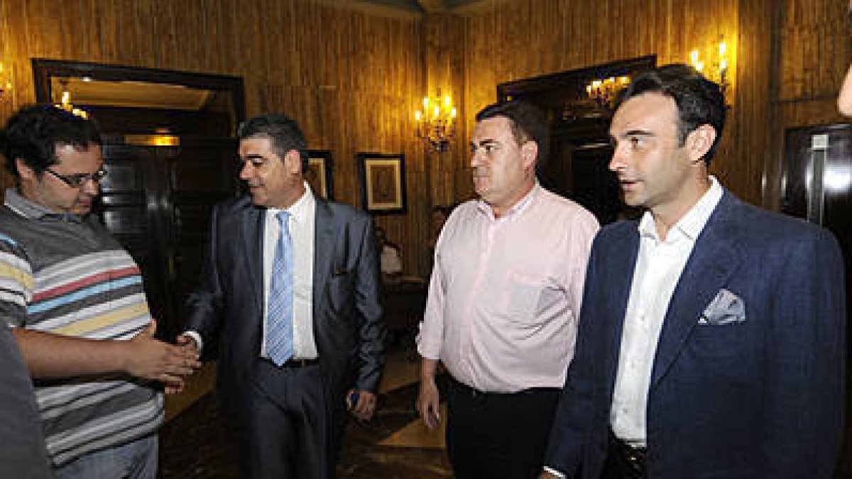 Ponce, segundo por la derecha, departe con el empresario y miembros de peñas taurinas. / VALENTÍN GUISANDE-