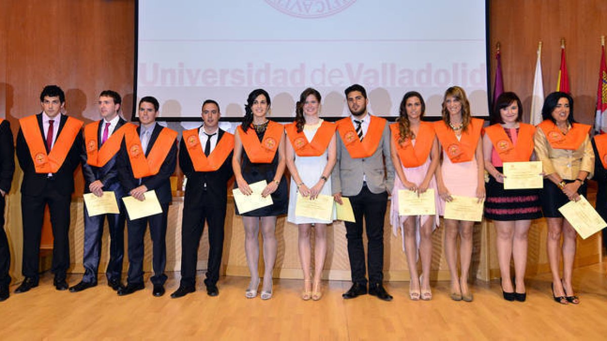 Grupo de alumnos de ADE y Relaciones Laborales que se graduaron ayer. / ÁLVARO MARTÍNEZ-