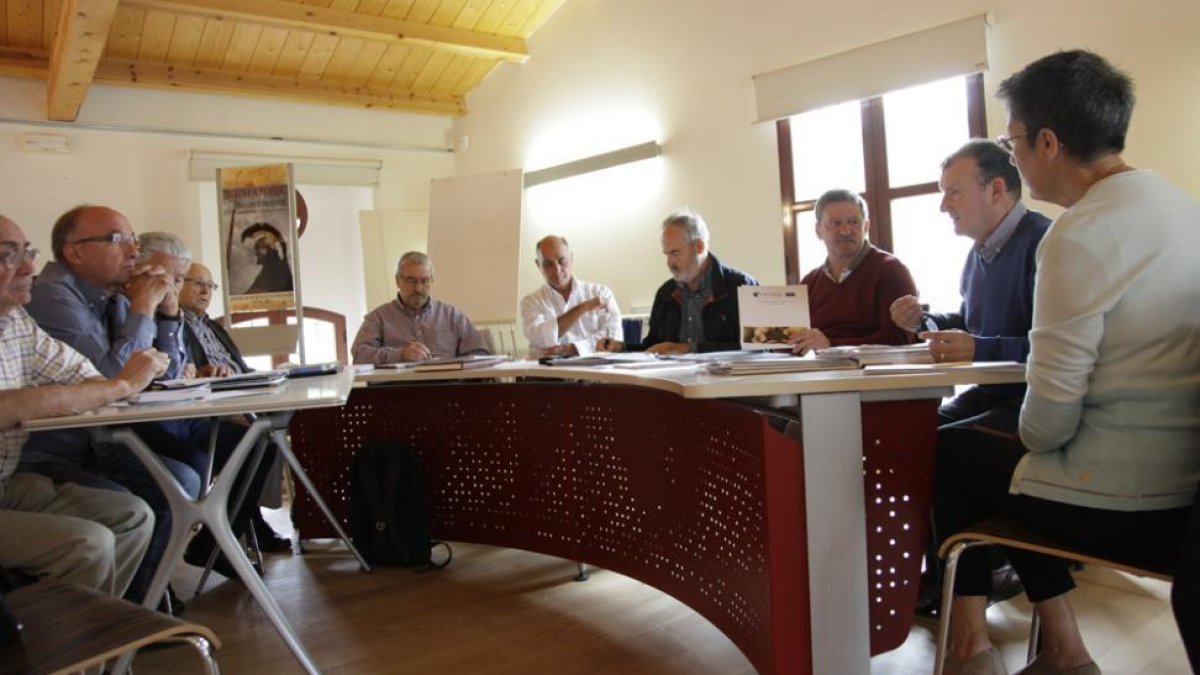 Reunión de grupo ayer en El Fielato.-Diego Mayor