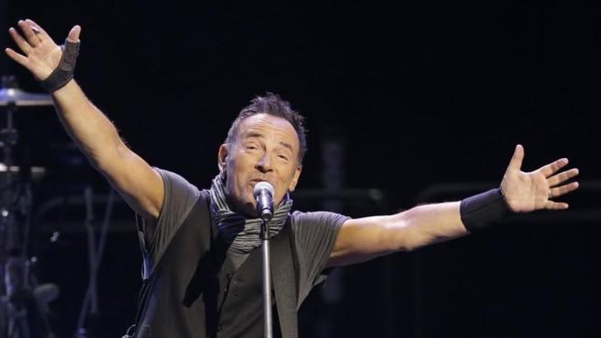 Bruce Springsteen, durante un concierto en Cleveland, este martes.-AP / TONY DEJAK