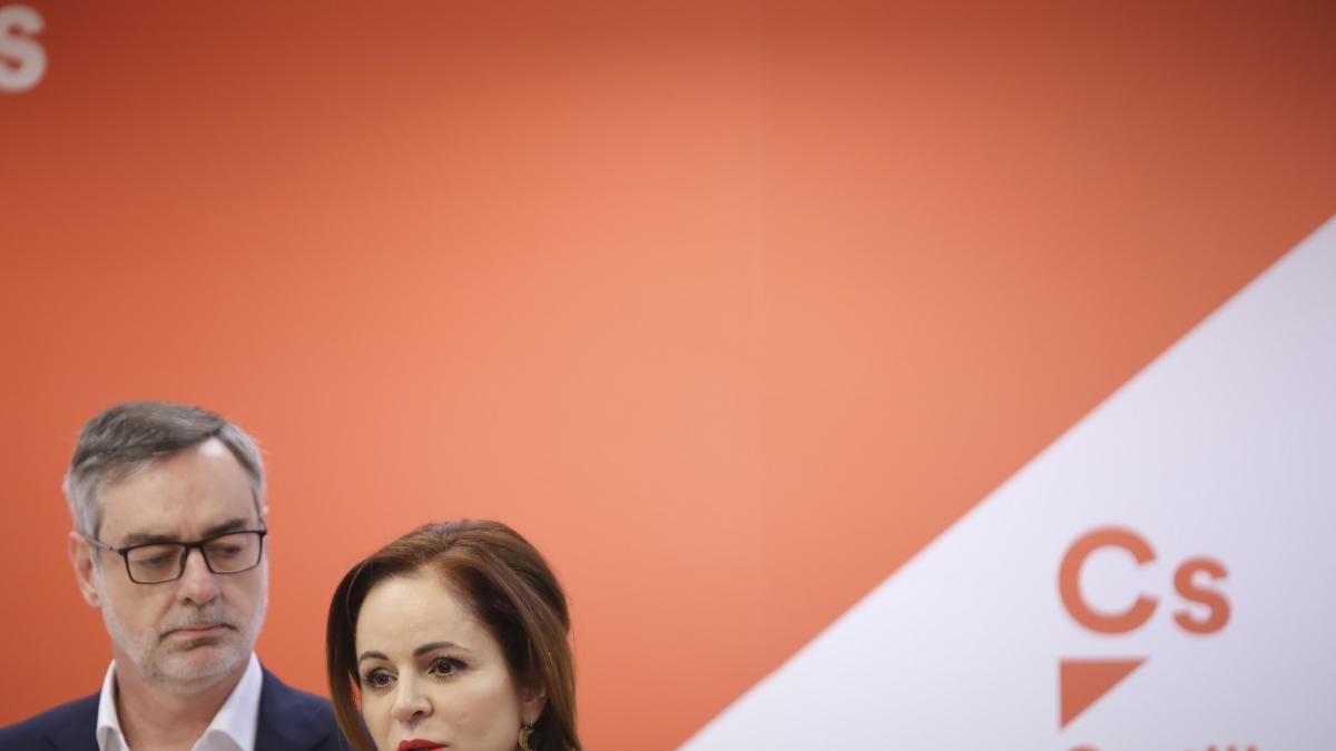 Silvia Clemente, junto a José Manuel Villegas el día de su presentación.-- ICAL