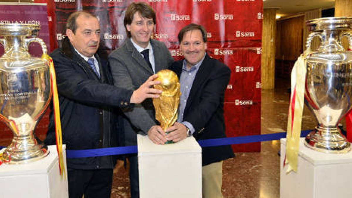 Patxi Vizcarra, Carlos Martínez y Eduardo Rubio posan con los trofeos de la Roja. / ÁLVARO MARTÍNEZ-