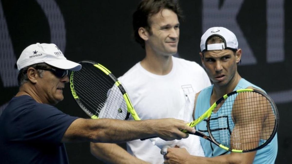 Toni Nadal, Carlos Moyà y Rafael Nadal, en el entrenamiento de este domingo en Melbourne.-AP / AARON FAVILA