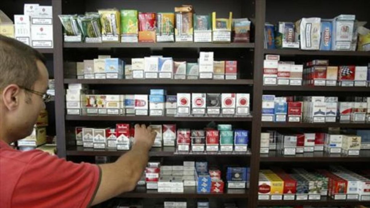 Venta de tabaco en un estanco-JOSEP GARCÍA