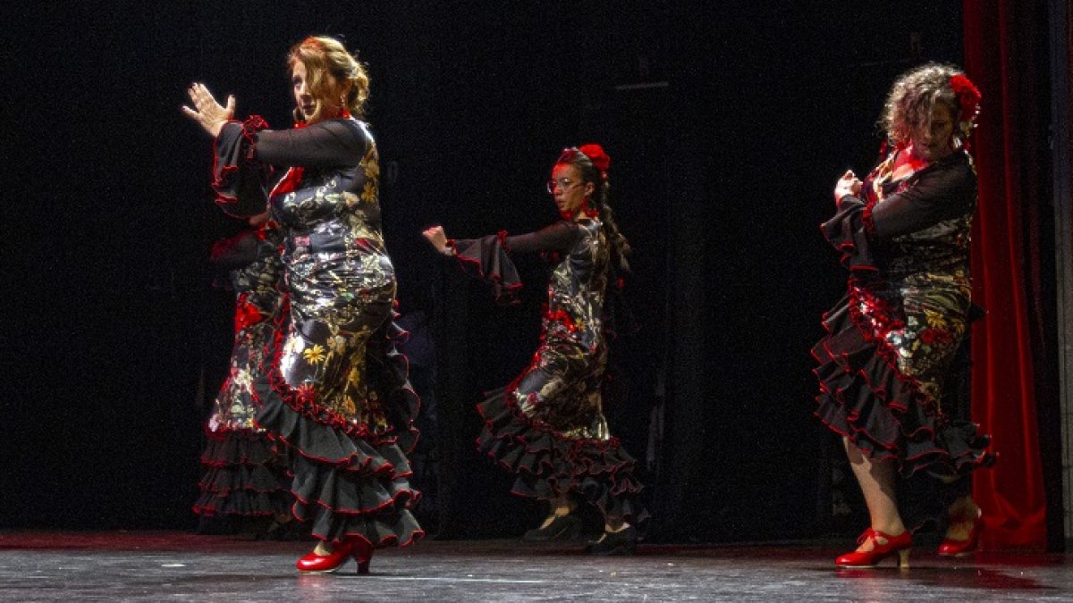 Desfile de moda y baile flamenco para calentar la Feria de Abril de El Calaverón. MARIO TEJEDOR