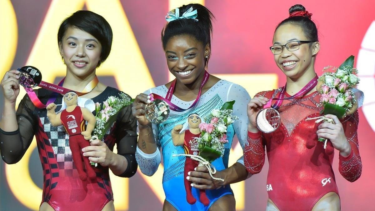 Simone Biles junto a la japonesa Mai Murakami y la estadounidense Morgan Hurd.-