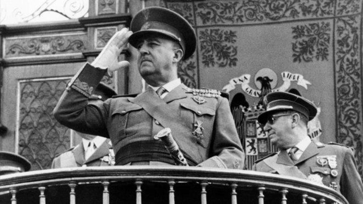 Francisco Franco preside un desfile en Madrid.-EL PERIÓDICO