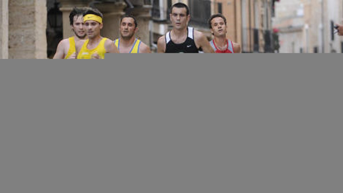 Casi 500 deportistas tomaron la salida en las calles burgenses. / ÚRSULA SIERRA-