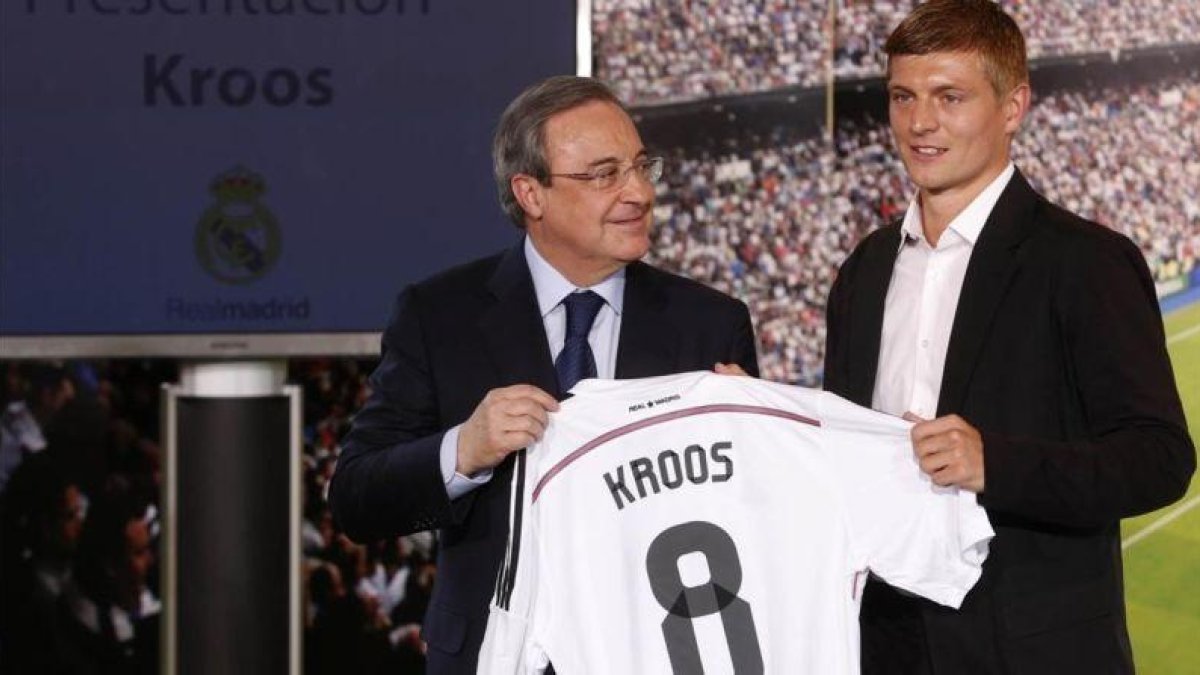 Toni Kroos junto a Florentino Pérez el día de la presentación del jugador alemán en julio del 2014.-JUAN MANUEL PRATS