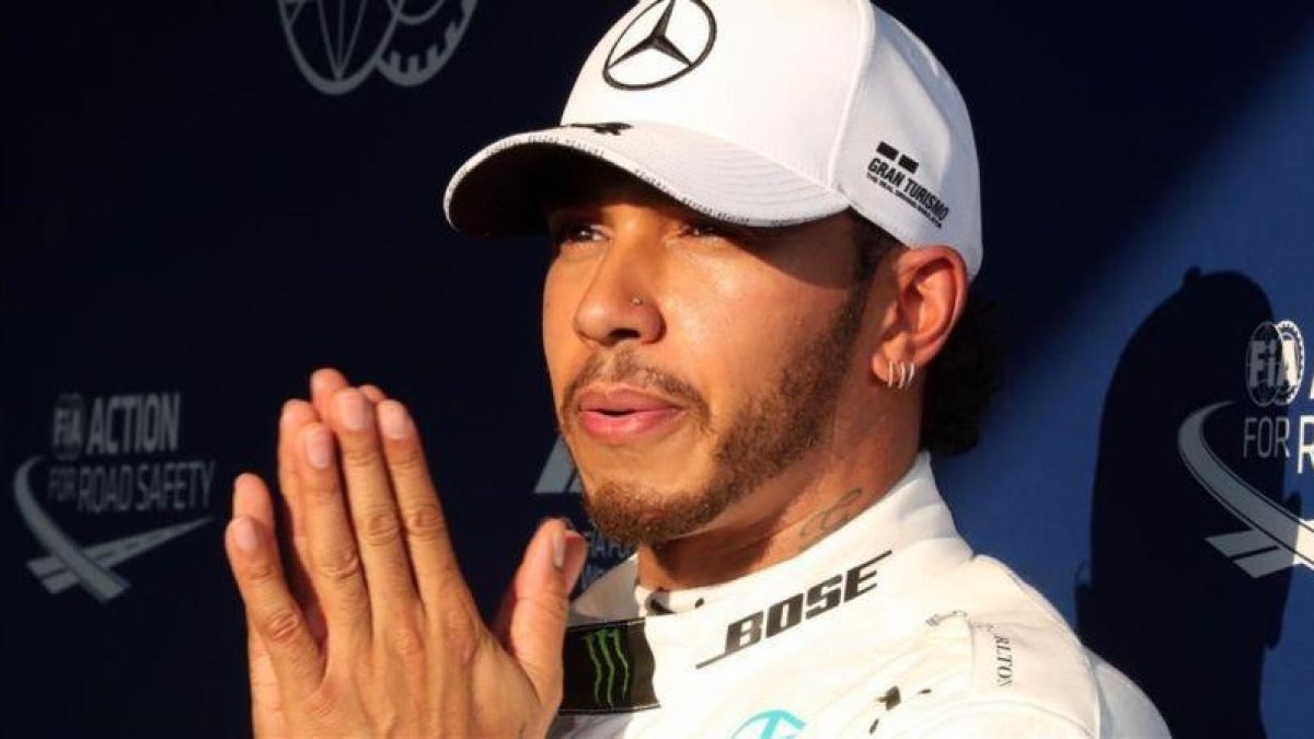 Lewis Hamilton y su Mercedes volvieron a ser muy superiores en los ensayos definitivos del GP de Australia, donde lograron la pole.-AFP / BRENDON RATNAYAKE