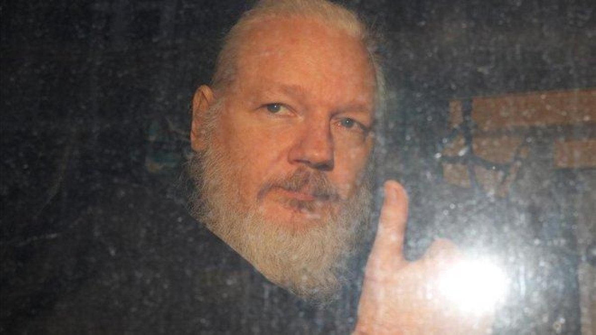Julian Assange, a su salida de las dependencias policiales en Londres.-