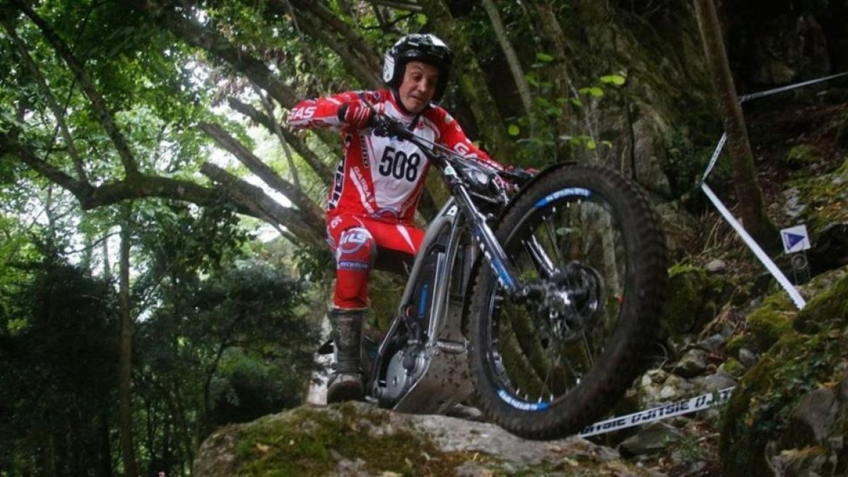 Marc Colomer y su Gas-Gas, en el trial de Lourdes (Francia), del Mundial de trial de motos eléctricas.-EL PERIÓDICO