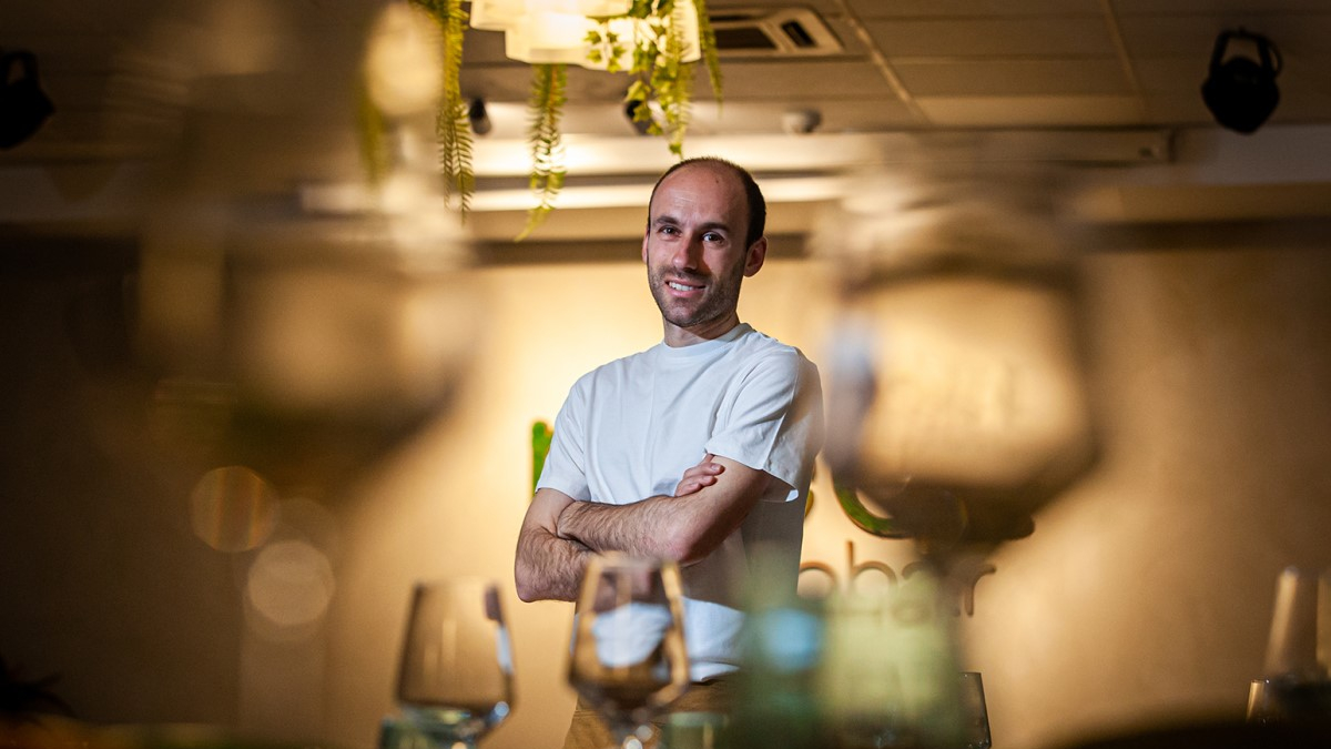 Juan Manuel Arroyo posa en el Meet Gastrobar, un proyecto que ahora suma un Solete Repsol.  / MARIO TEJEDOR
