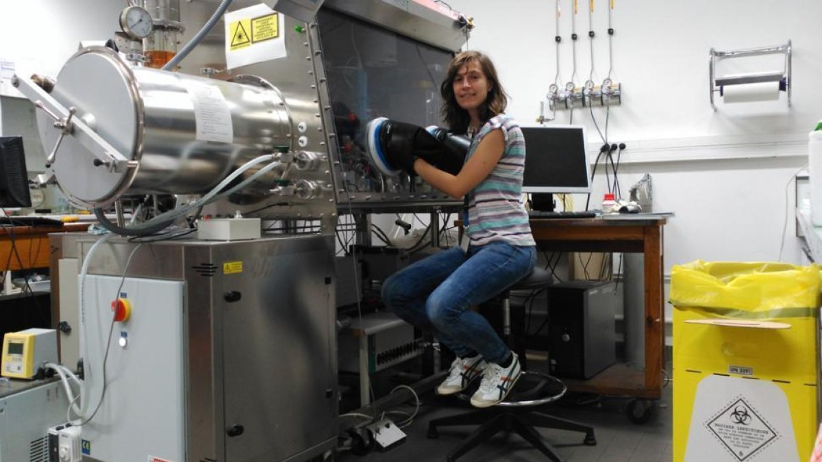 Melisa en su lugar del trabajo-