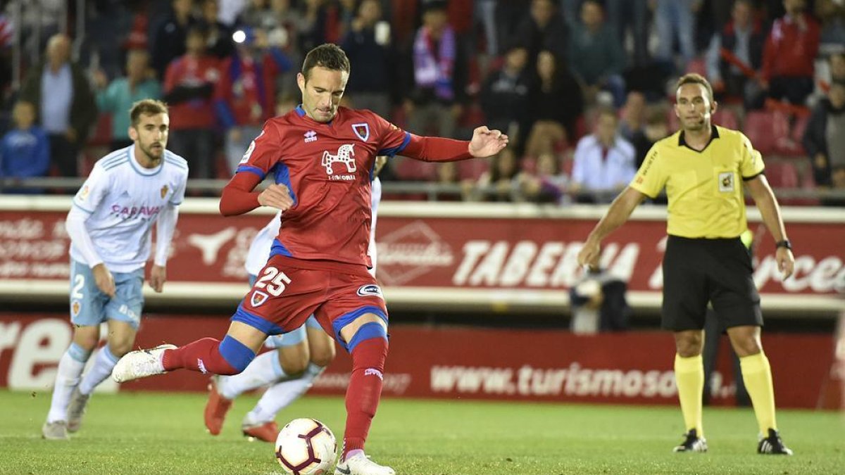 Borja Viguera lanza el penlti que dio ayer la victoria al Numancia en Los Pajaritos ante el Real Zaragoza.-VALENTÍN GUISANDE