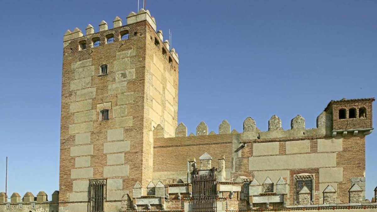 Sorprendente silueta del castillo de Narros de Saldueña, de planta cuadrada y con una gran torre del homenaje.-