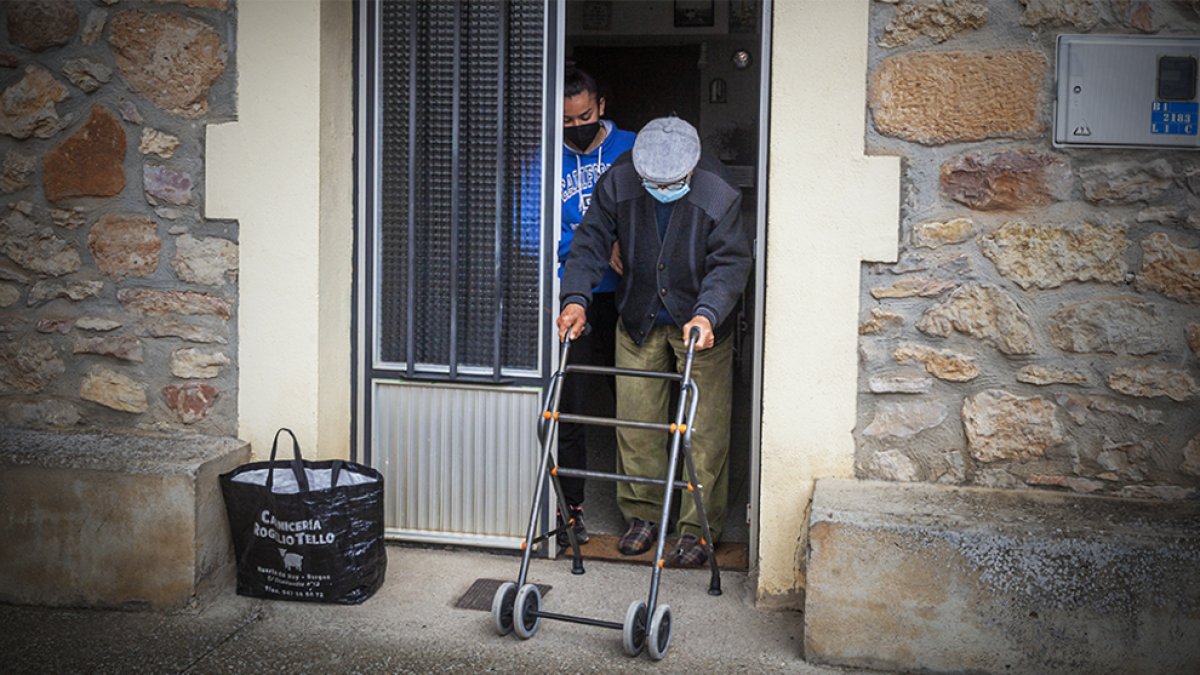 La ayuda a domicilio está dirigida a las personas que residen en el medio rural. MARIO TEJEDOR