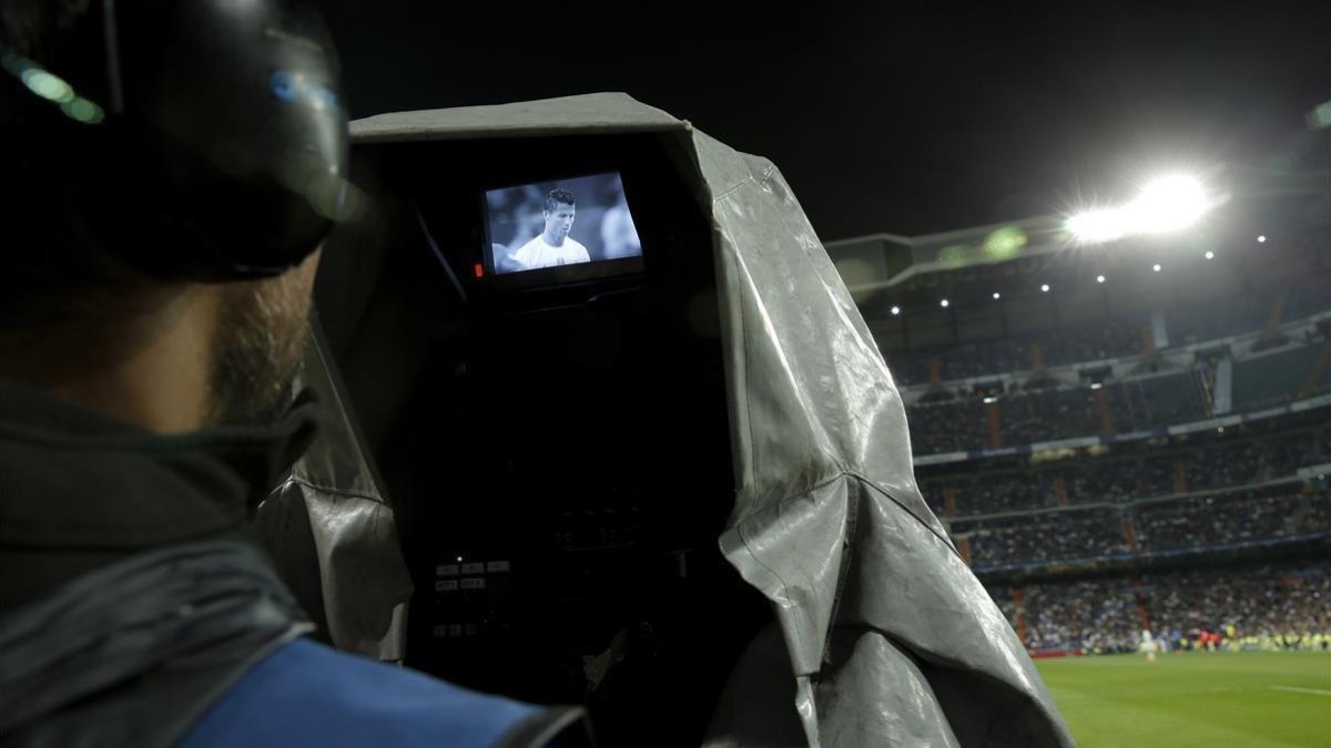 Cámara de televisión durante la retransmisión de un partido en el Santiago Bernabéu. /-JOSE LUIS ROCA