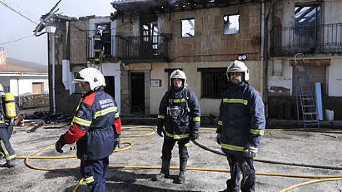 Los bomberos de la capital en el incendio de Vadillo. / VALENTÍN GUISANDE-