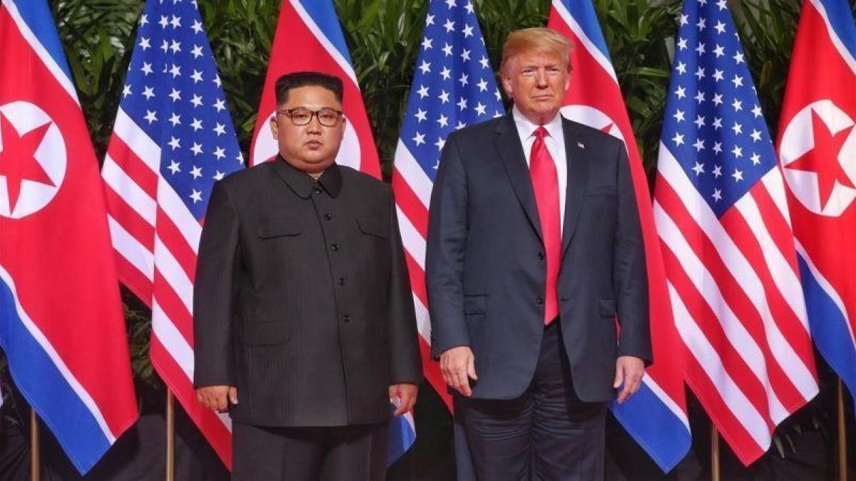 Kim Jong-un y Donald Trump.-EFE / KEVIN LIM