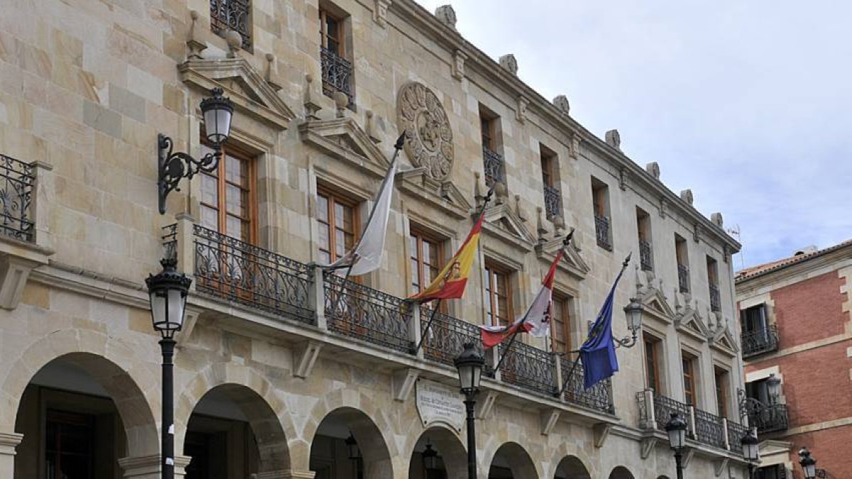 Fachada del Ayuntamiento de Soria.-VALENTÍN GUISANDE